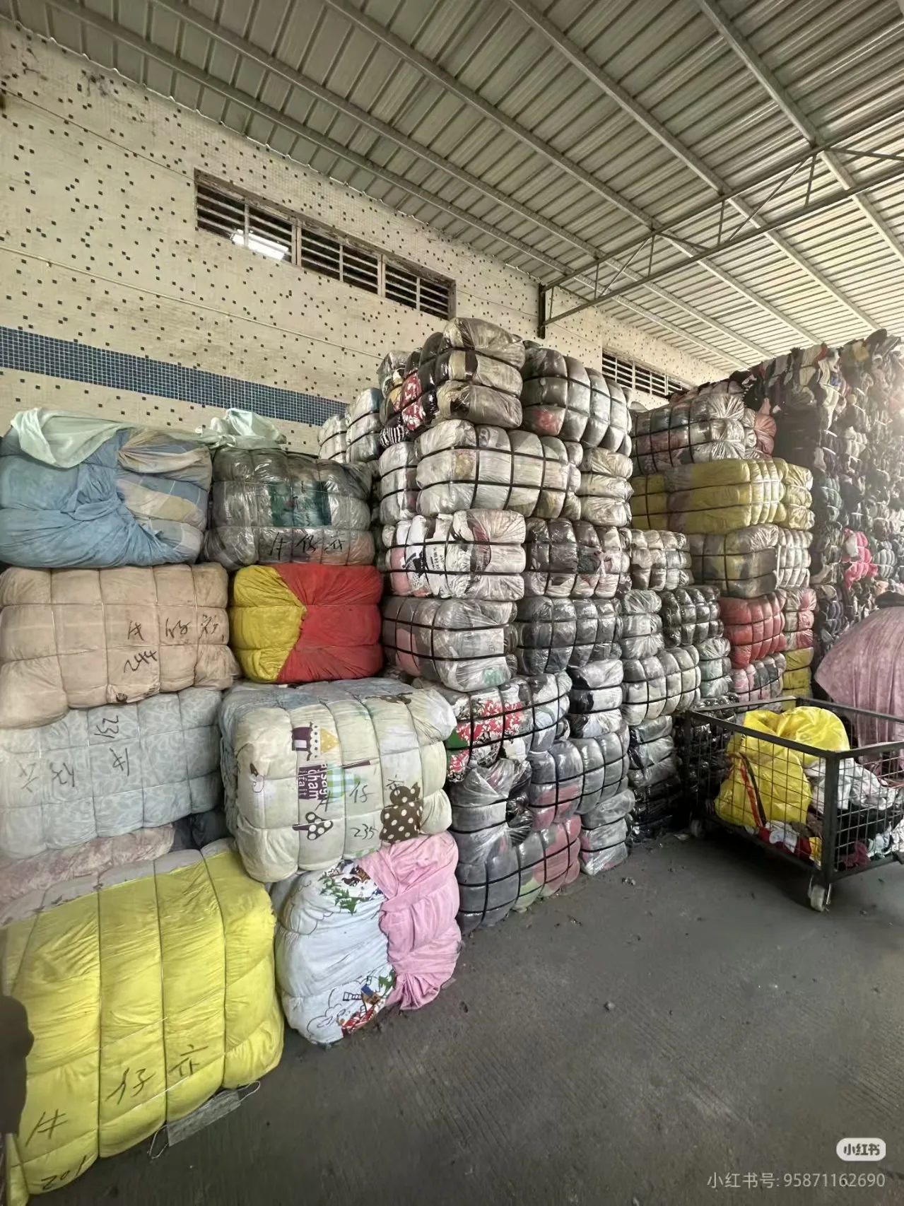 Used clothing bales warehouse in China