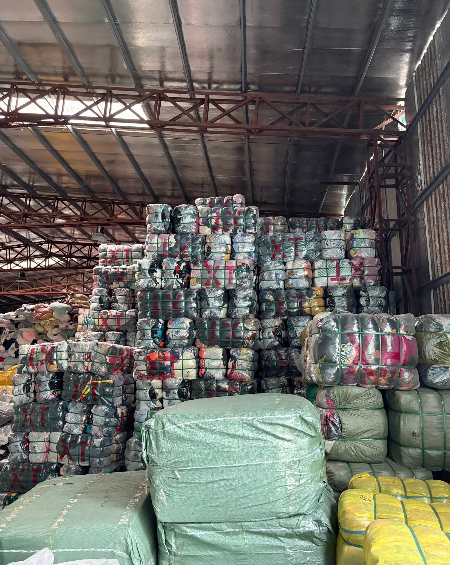 Mixed used clothing bales